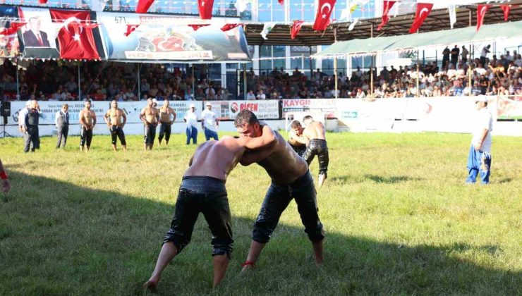 Çanakkale’de Geleneksel Tarihi Çardak Yağlı Güreşleri’nin 291’incisi düzenlendi
