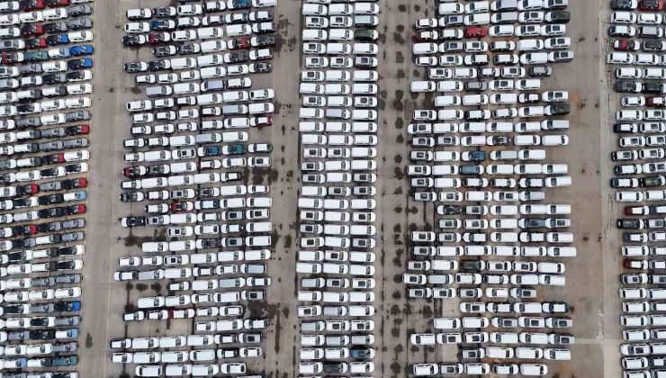 Haydarpaşa Limanı’nda binlerce ithal sıfır araç havadan görüntülendi