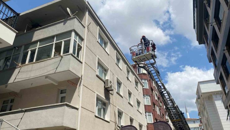 Küçükçekmece’de yıkımı yapılan binanın bir kısmı bir anda çöktü