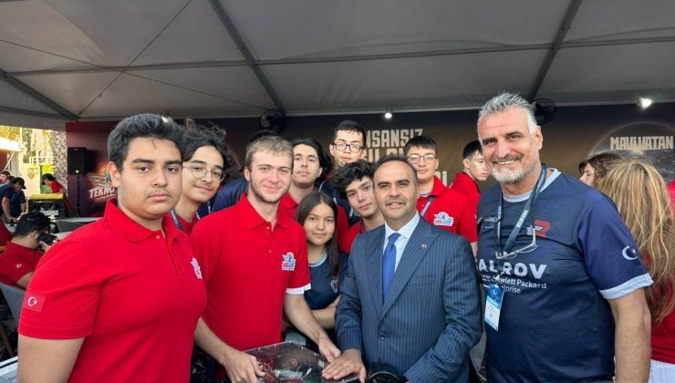 Sanayi ve Teknoloji Bakanı Kacır, TEKNOFEST’te Cağaloğlu Anadolu Lisesi’nin İnsansız Su Altı Takımını  ziyaret etti
