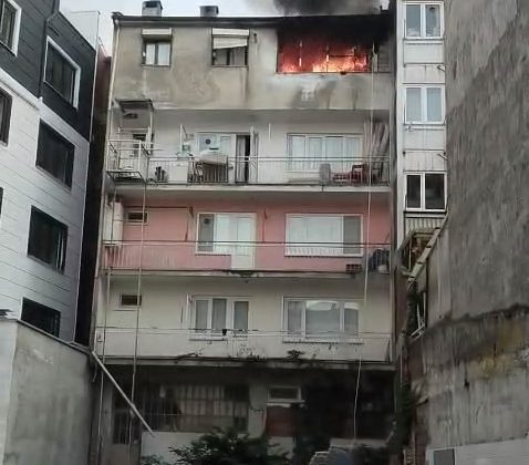 4 katlı apartmanda çıkan yangın panik yaşattı