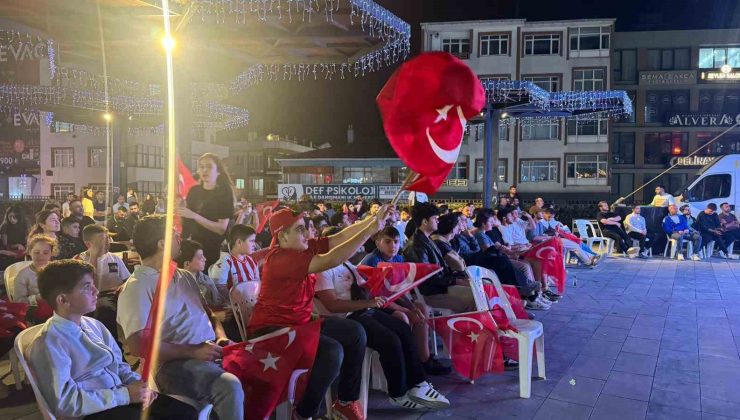 Arnavutköy’de yüzlerce kişi dev ekranda Türkiye-Yunanistan maçını izledi
