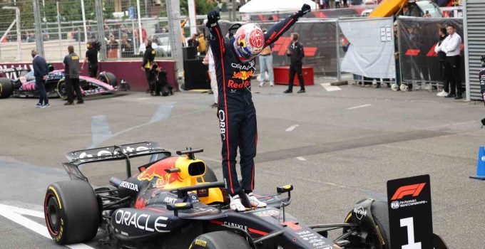 Azerbaycan’da kazanan Max Verstappen