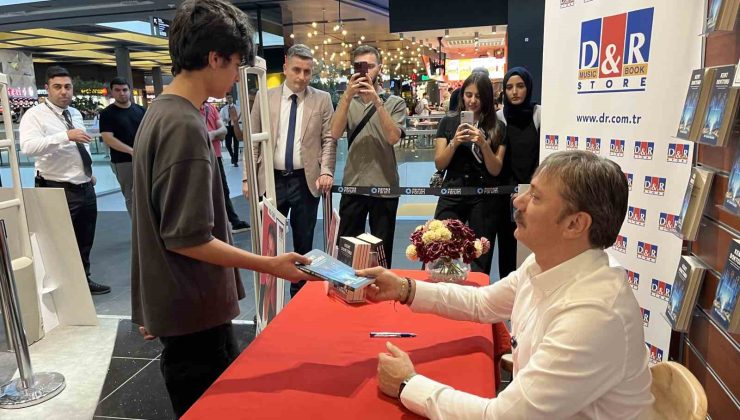 Bahçelievler Belediye Başkanı Dr. Hakan Bahadır, kitabının imza gününde vatandaşlarla buluştu