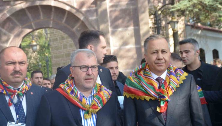 Bakan Yerlikaya, Ertuğrulgazi Türbesi’nde dua etti