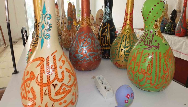 Balıkesirli sanatçı hat yazıları ile süslediği kabakları fuarda sergileyecek