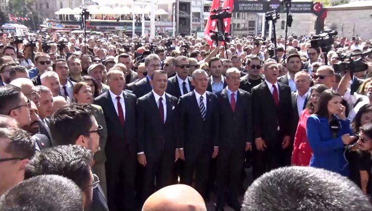 CHP Genel Başkanı Özgür Özel, Taksim Cumhuriyet anıtına çelenk bıraktı