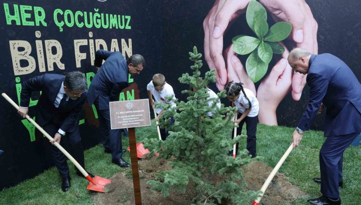 Cumhurbaşkanı Erdoğan, öğrencilerle fidan dikti