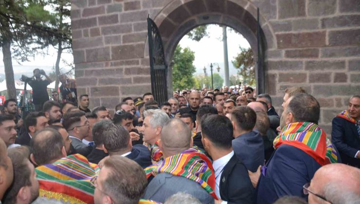 Ertuğrulgazi Türbesi önünde gerginlik