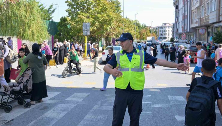 Esenyurt’ta zabıta ekipleri okulların açılmasıyla birlikte öğrencilerin güvenliği için görevde