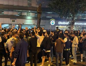 Fenerbahçeli taraftarlar, Sadettin Saran’ın başkan seçilmesini stat önünde kutladı