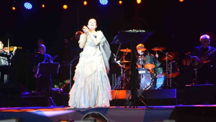 Gömeç’in kurtuluş gününde Candan Erçetin coşturdu