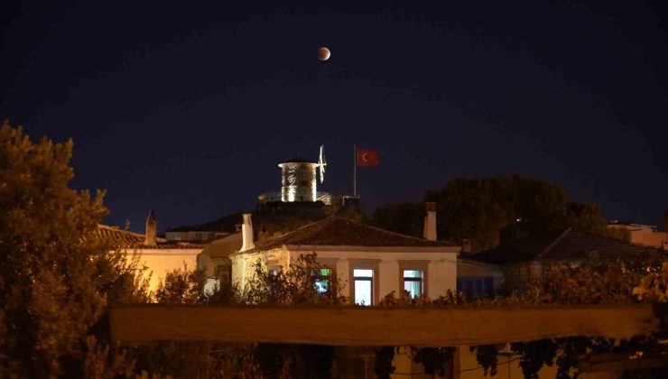 “Kanlı Ay” Ayvalık’tan görüntülendi