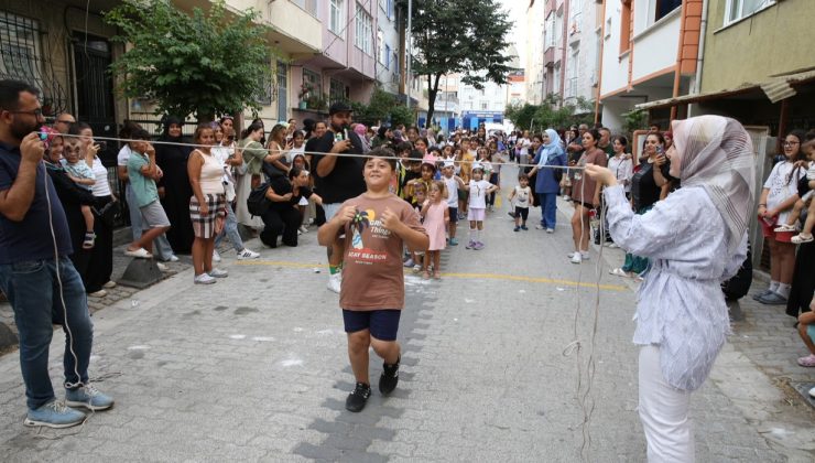 Küçükçekmece’de binlerce çocuk ‘sokakta oyun var’ ile yaz tatilinin tadını çıkarttı