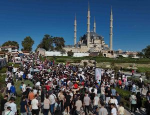 Milyonluk otomobiller Selimiye Meydanı’nda turladı