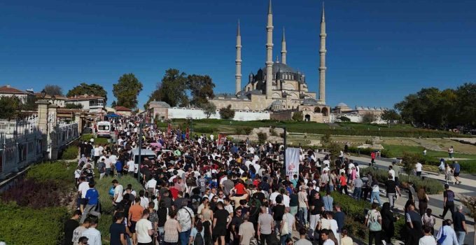 Milyonluk otomobiller Selimiye Meydanı’nda turladı