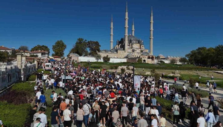 Milyonluk otomobiller Selimiye Meydanı’nda turladı