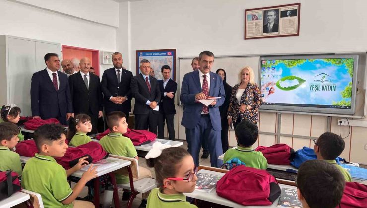 Öğrencilerden Bakan Tekin’e sevgi seli