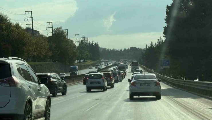 Okullar açıldı trafik yine felç oldu