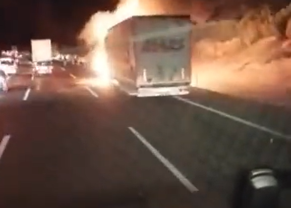 Otobanda tır yandı, patlama anı kamerada