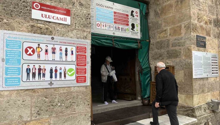 Tarihi cami ziyaretlerine kıyafet mecburiyeti getirildi