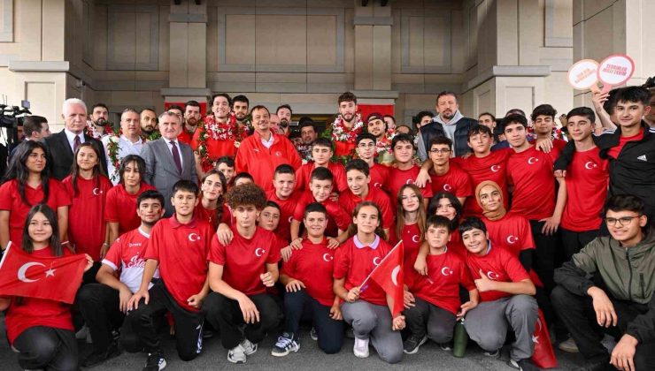 THY pilotundan A Millilere anons sürprizi: “Umut ve gurur yaşattınız”