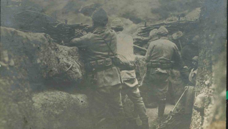 Türk askerleri, Çanakkale cephesinde düşmanla burun buruna siper kazdı