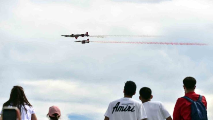 Türk Yıldızları’ndan TEKNOFEST’te nefes kesen gösteri