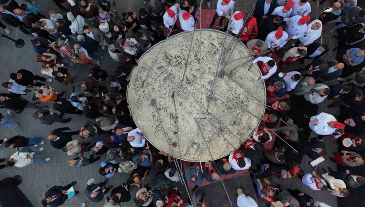 Türkiye’nin en büyük tenceresinde 6 ton pilav pişirildi
