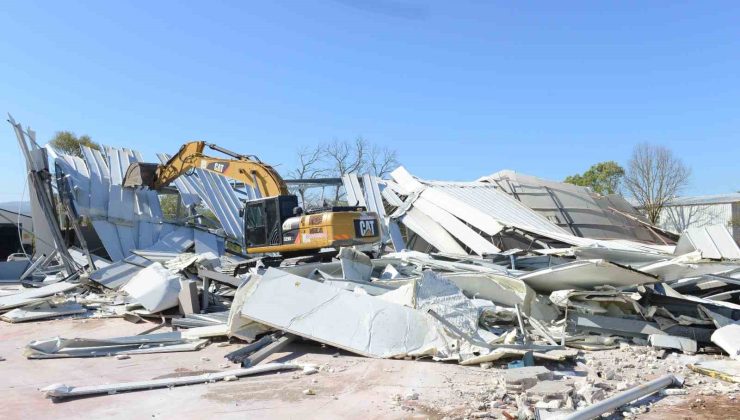 Ürünlü’de 2 kaçak yapı yıkıldı