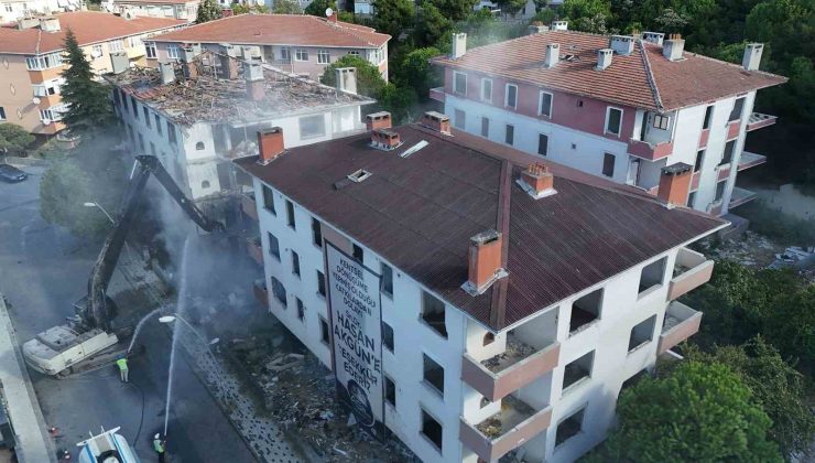 Yüksek riskli olduğu tespit edilen 3 bina belediye ekipleri gözetiminde yıkıldı
