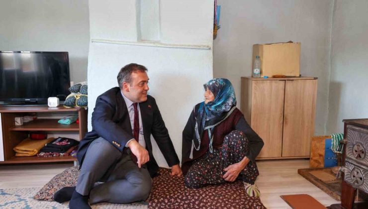 96 yaşındaki Fatma teyze Vali Sözer’i evinde ağırladı