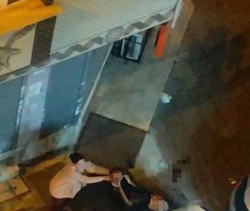 Bahçelievler’de 2 kişi birbirine yumruklarla saldırdı: O anlar kameraya yansıdı