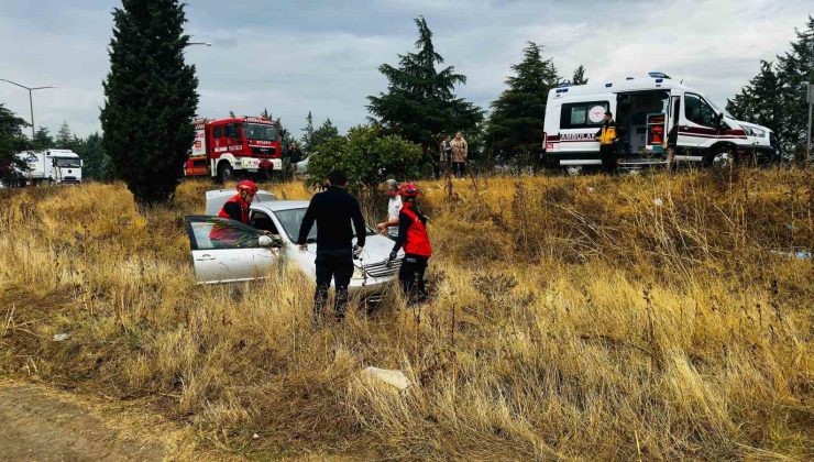 Balıkesir’de otomobil yağmurda kayarak, şarampole uçtu