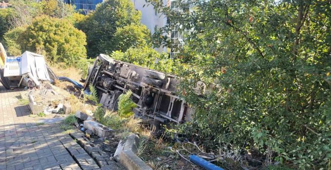 Beşiktaş’ta sürücüsünün navigasyon yönlendirmesiyle yokuş aşağı inen tır kontrolden çıkarak boş araziye devrildi