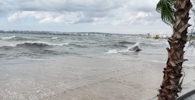 Büyükçekmece’de lodos etkili oldu
