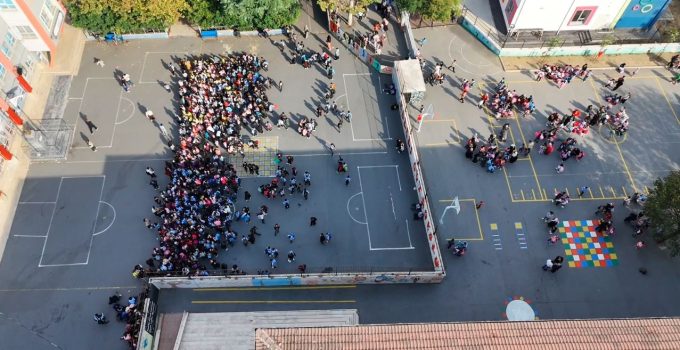 Deprem sonrası bahçede çıkan öğrenciler havadan görüntülendi