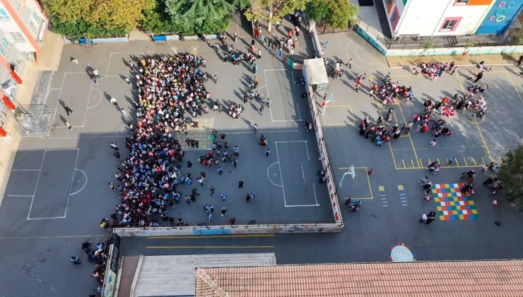 Deprem sonrası bahçede çıkan öğrenciler havadan görüntülendi