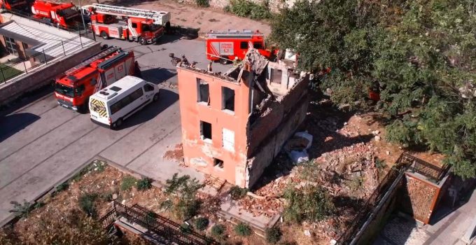 Fatih’te metruk bina çöktü: Enkazda arama çalışması yapılıyor