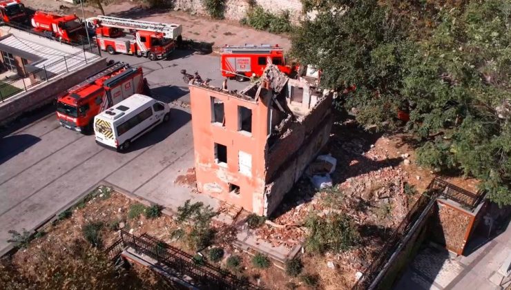 Fatih’te metruk bina çöktü: Enkazda arama çalışması yapılıyor