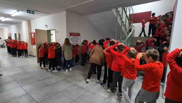 Okulda deprem tatbikatı gerçeği aratmadı