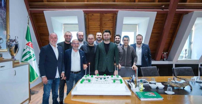 Özlüce’de antrenman sonrası Başkan Enes Çelik’e doğum günü sürprizi