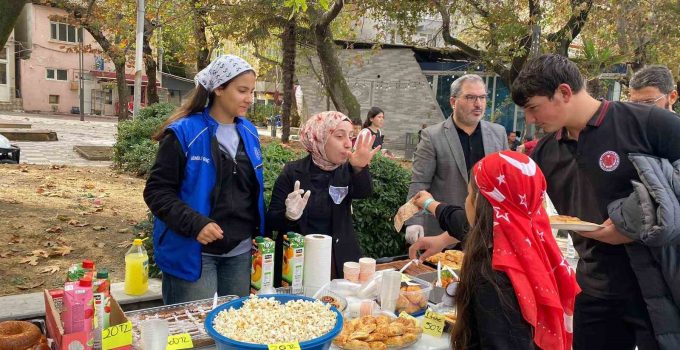Saraylar Anadolu İmam Hatip Lisesi’nden Gazze’ye destek yürüyüşü