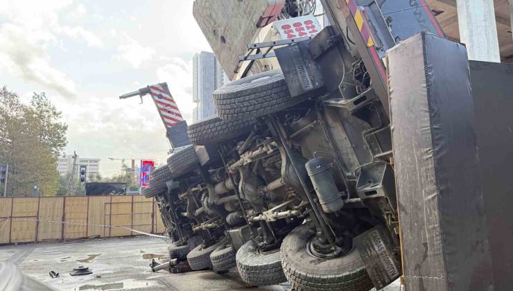 Şişli’de rezidans inşaatındaki vinç devrildi