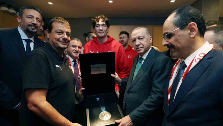 A Milli Erkek Basketbol Takımı, ikincilik madalyasını Cumhurbaşkanı Erdoğan’a takdim etti
