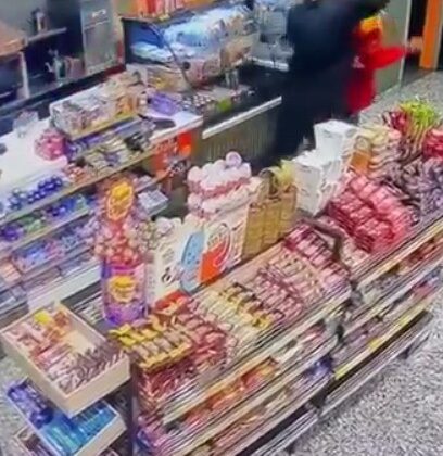 Alkollü müşteri, akaryakıt istasyonu çalışanını böyle darbetti