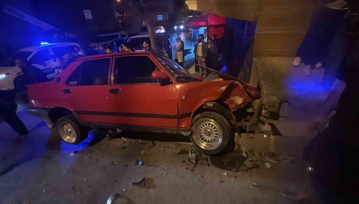 Arnavutköy’de ehliyetsiz sürücü polisten kaçarken kaza yaptı