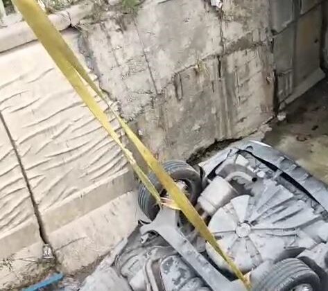 Arnavutköy’de sürücüsünün kontrolünü kaybettiği otomobil su kanalına uçtu