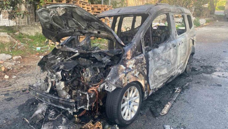 Ataşehir’de hafif ticari araç alev alev yandı