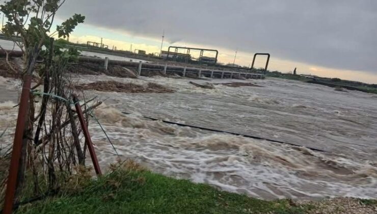 Ayvacık’ta aşırı yağış nedeniyle Tuzla Çayı taştı, tarım arazileri sular altında kaldı